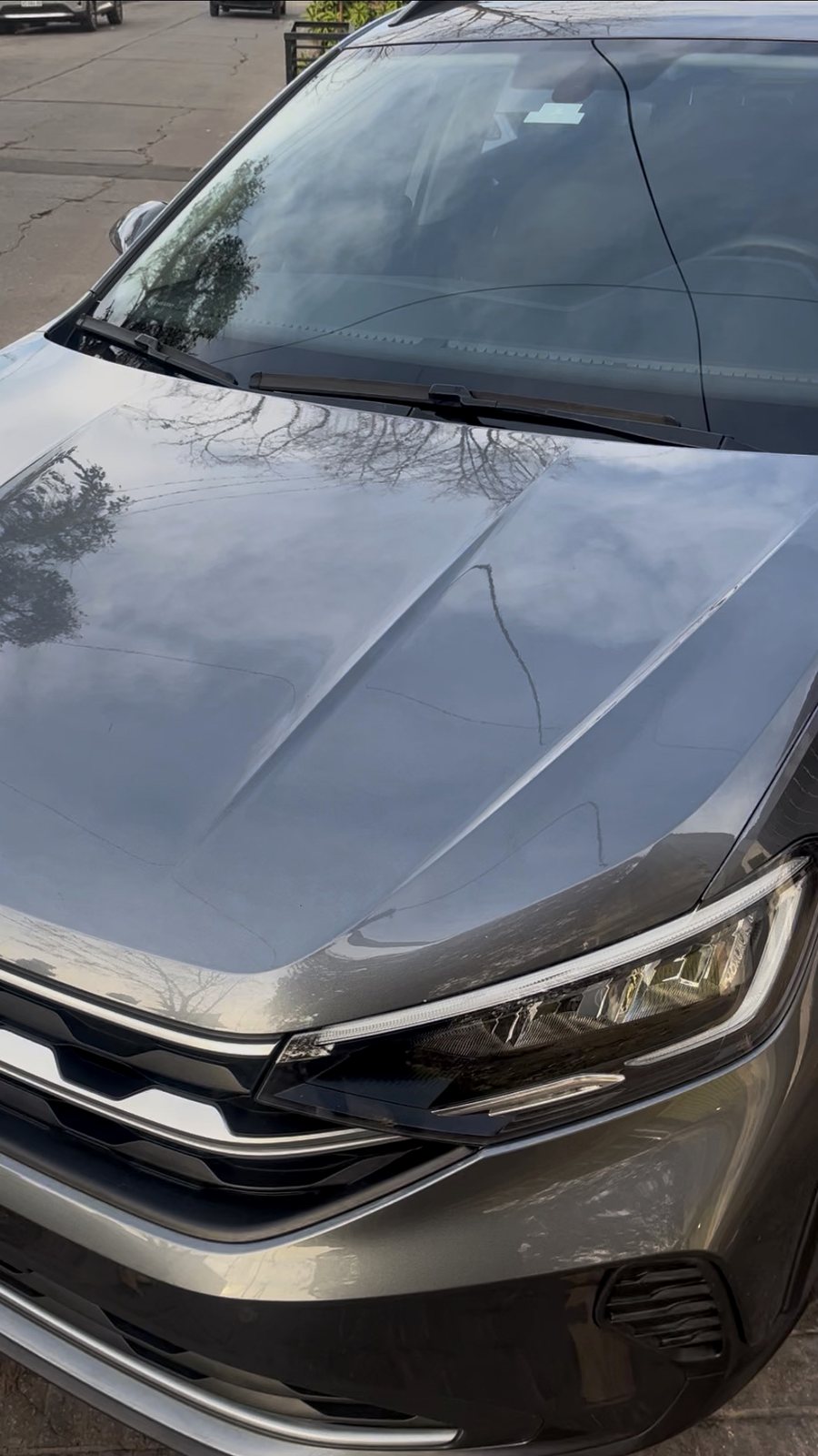 Detalle exterior de vehículo gris
