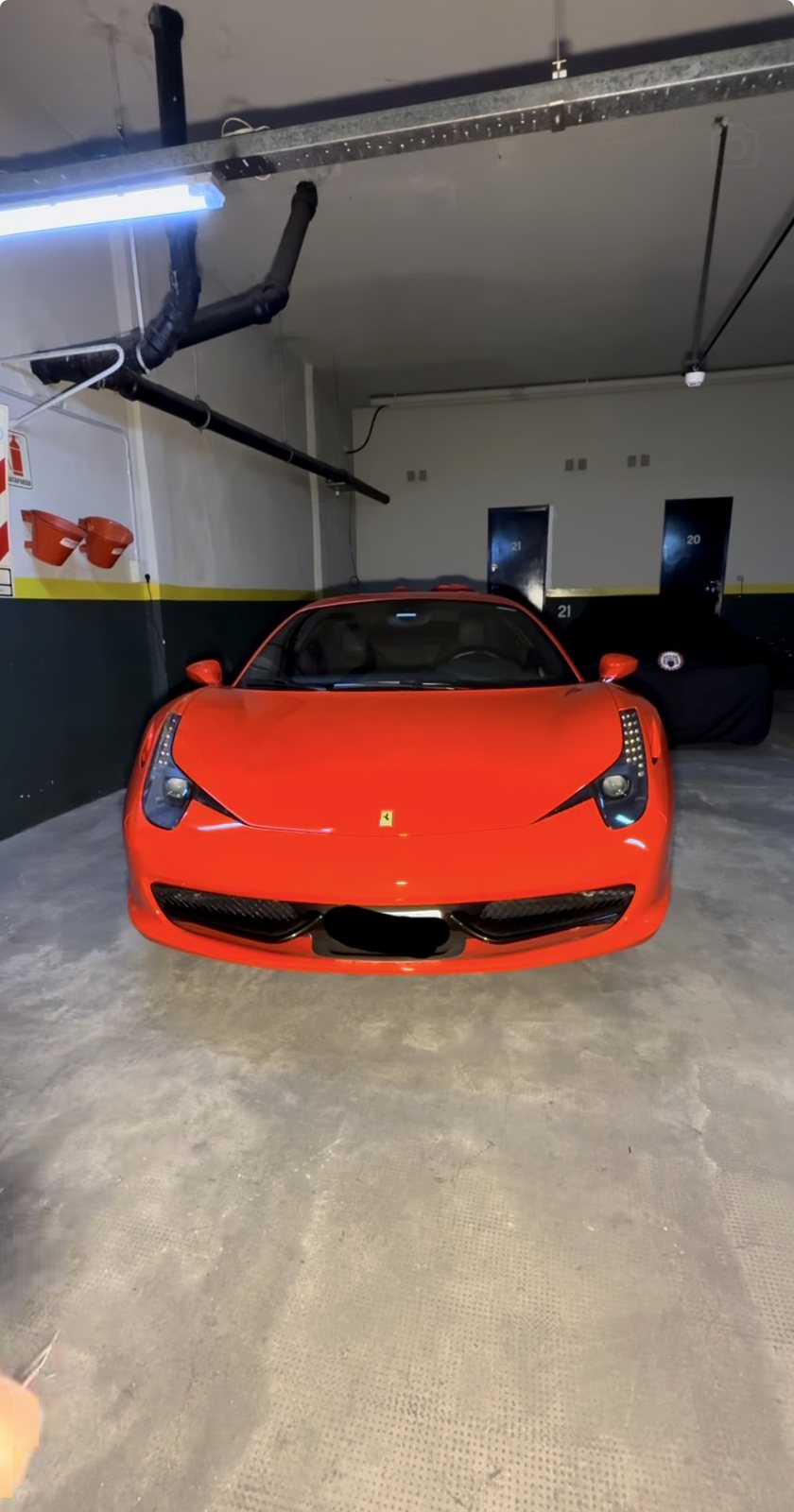 Vehículo rojo en el taller